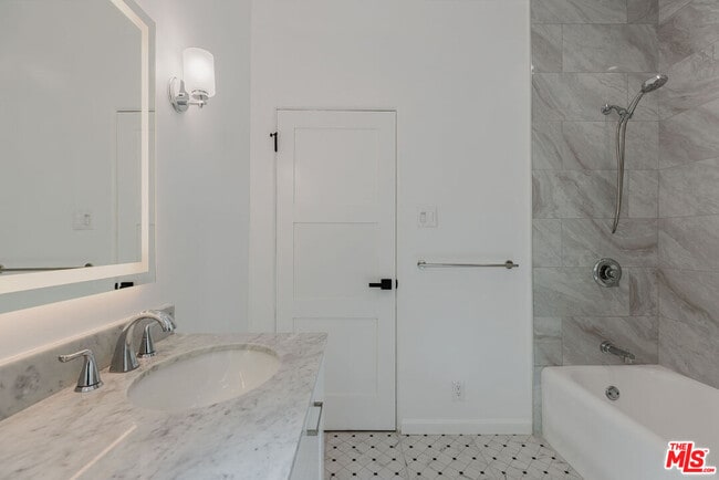 Building Photo - 1122 S Tremaine Ave