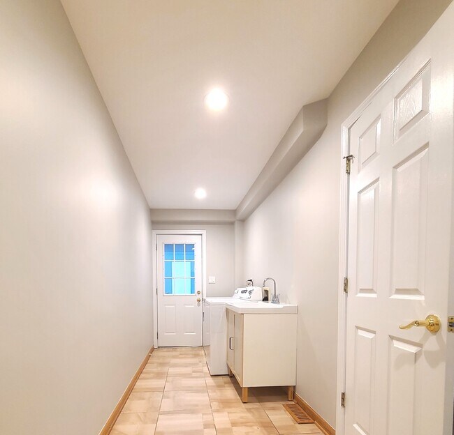 Building Photo - 1206 Lynn Terrace