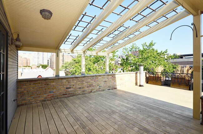 Building Photo - 622 W Briar Pl