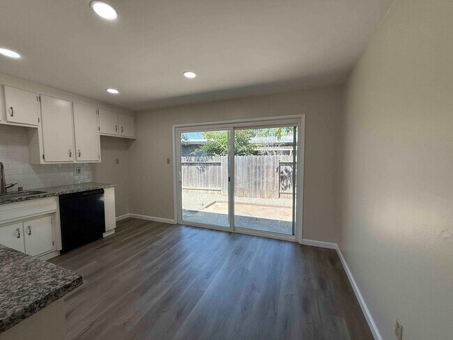 Building Photo - Great 2 Bedroom Duplex