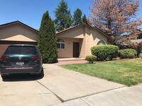 Building Photo - Single level home in NE Bend, huge yard an...