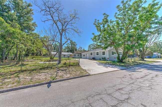 Building Photo - 2002 E Hanna Ave