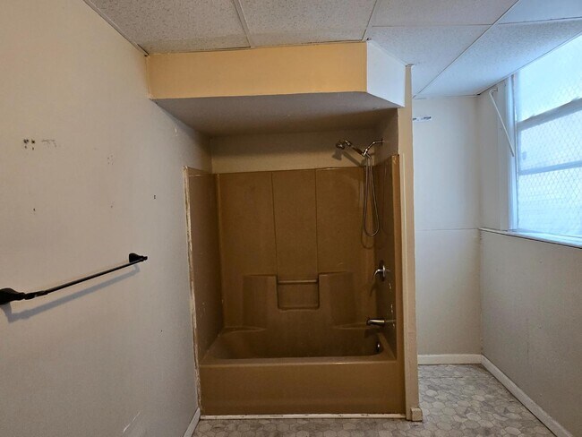 Building Photo - 300 William St