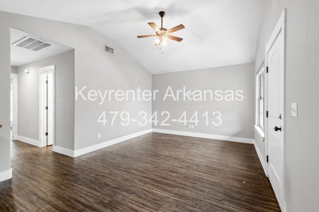 Building Photo - 445 Oakwoods Dr