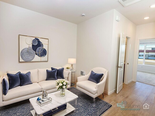 Building Photo - SUMMER SPECIAL: 1-MONTH RENT FREE! Charming 2 Bd/2.5 Ba Home in Hillsboro
