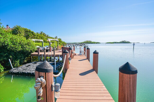 Building Photo - 1363 Oceanview Dr
