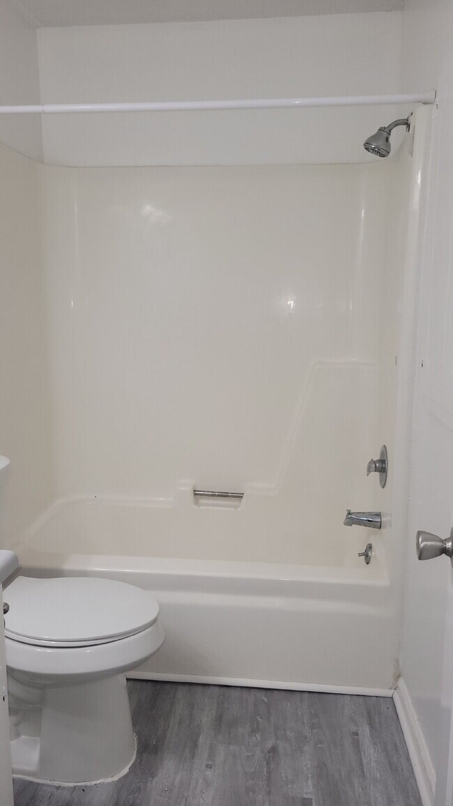 Building Photo - 1 month free Section 8 accepted Spacious 2-Bed, 2-Bath Sanctuary in Huntsville – Your Ideal Retre...