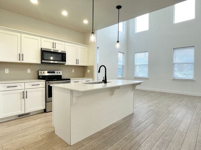 Building Photo - Gorgeous Townhome at Mountain Ridge!