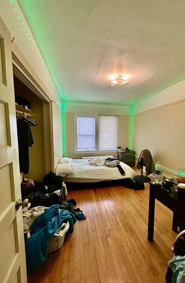 Building Photo - AVAILABLE JUNE 1ST -  Huge 6 Bed 2.5 Bath Home Close to campus!