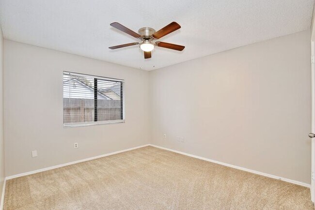 Building Photo - Spacious 4/3 Home with a Fenced Backyard and a 2 Car Garage in Hollowbrook - Winter Springs!