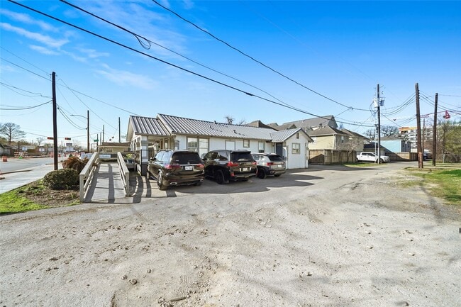 Building Photo - 2009 N Durham Dr