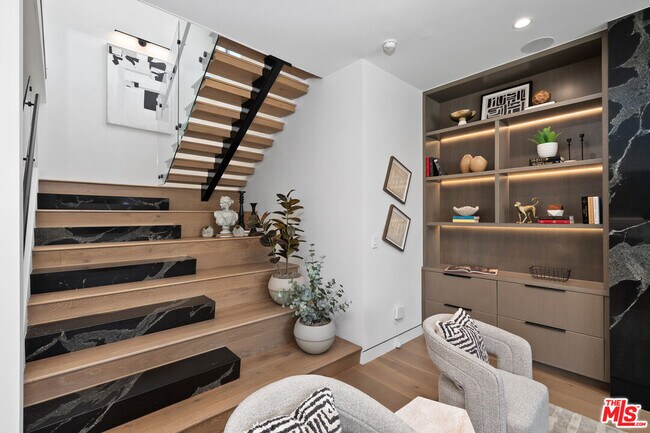 Building Photo - 714 N La Jolla Ave