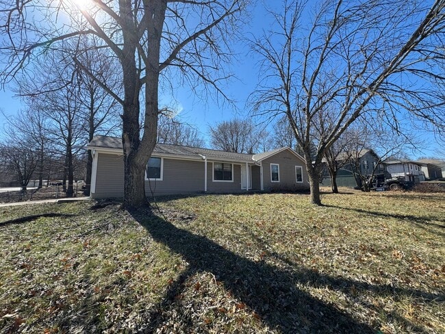 Building Photo - 5 Bedrooms!