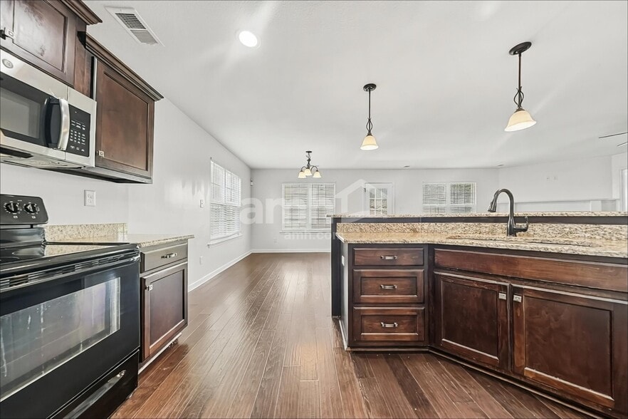 Building Photo - 3230 Magnolia Bloom Dr