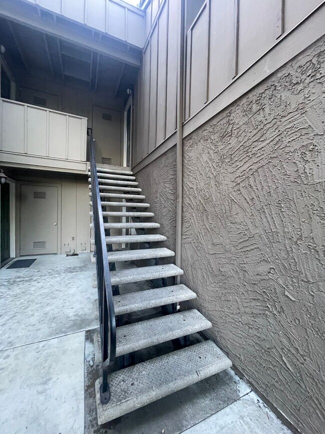 Building Photo - Wonderful Updated 2 Bedroom 2 Bath Upstairs Corner Unit