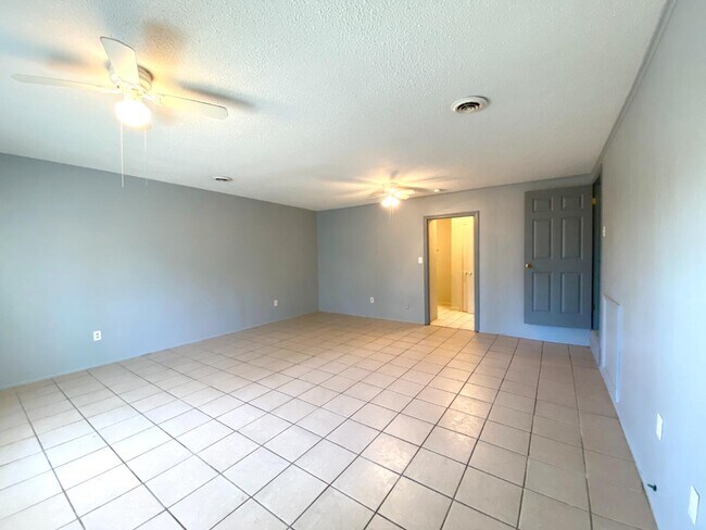 Building Photo - 739 S Germantown Cir