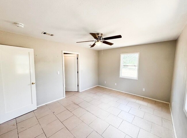Building Photo - 205 Cambridge Ln