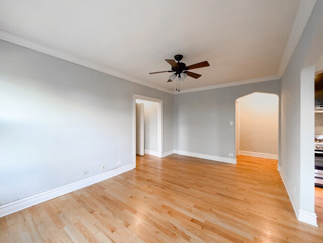 Building Photo - 4742 N Hermitage Ave