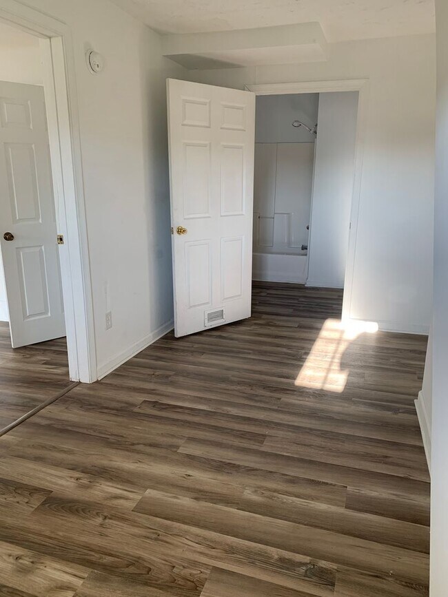 Building Photo - Gorgeous newly renovated apartment in Broo...