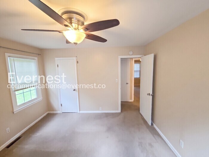 Building Photo - 2904 N Chippewa Dr