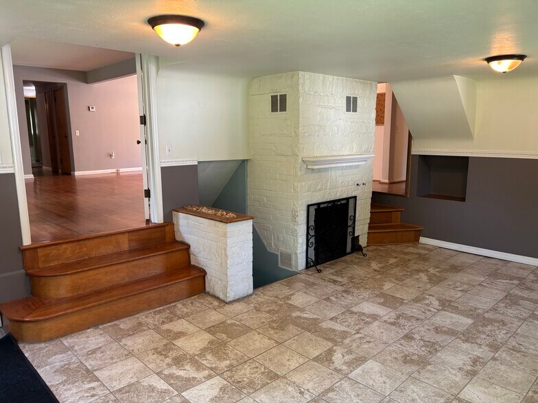 Building Photo - 15922 Fernwood Rd