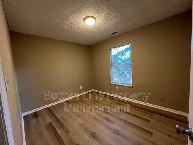 Building Photo - 1228 Woodland Dr
