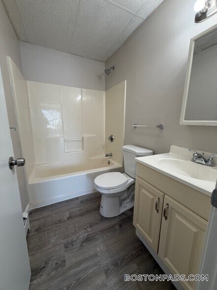 Building Photo - 663 Middle St