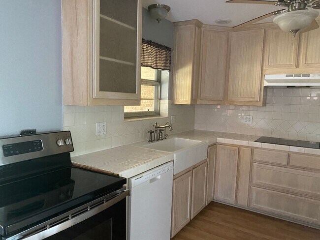 Building Photo - 3/2/2 in Quiet Sherman Neighborhood Near F...