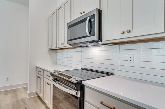 Building Photo - Beautiful and Modern 2 Bedroom