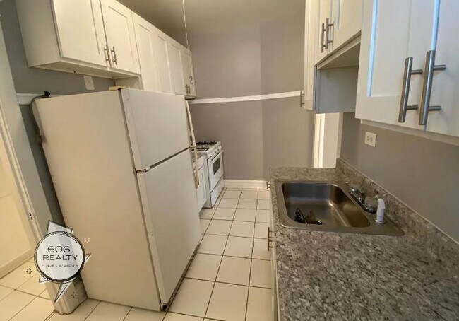 Building Photo - East Albany Park Apts for Rent!