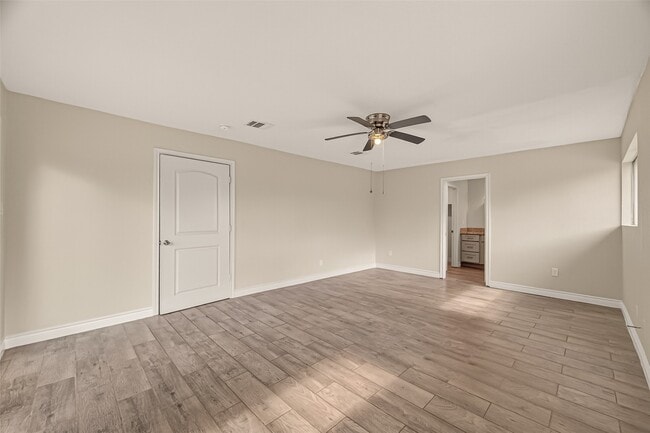 Building Photo - 3214 Longwood Dr