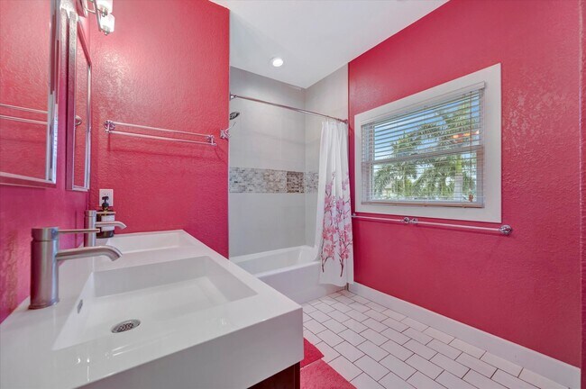 Building Photo - Stunning Annual Rental: Luxury Coastal Liv...