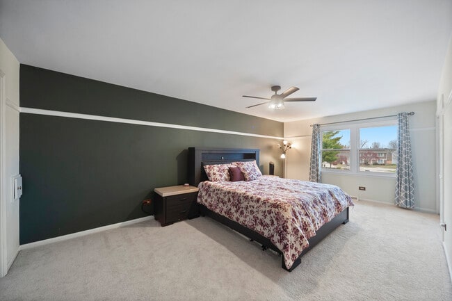 Building Photo - 8 Hampton Ct