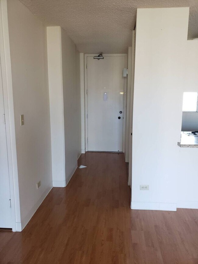 Building Photo - One Bedroom Apt, Excellent Location (Elect...