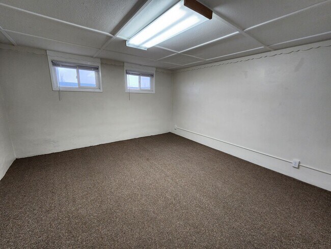 Building Photo - 3Spro2300 (Duplex)