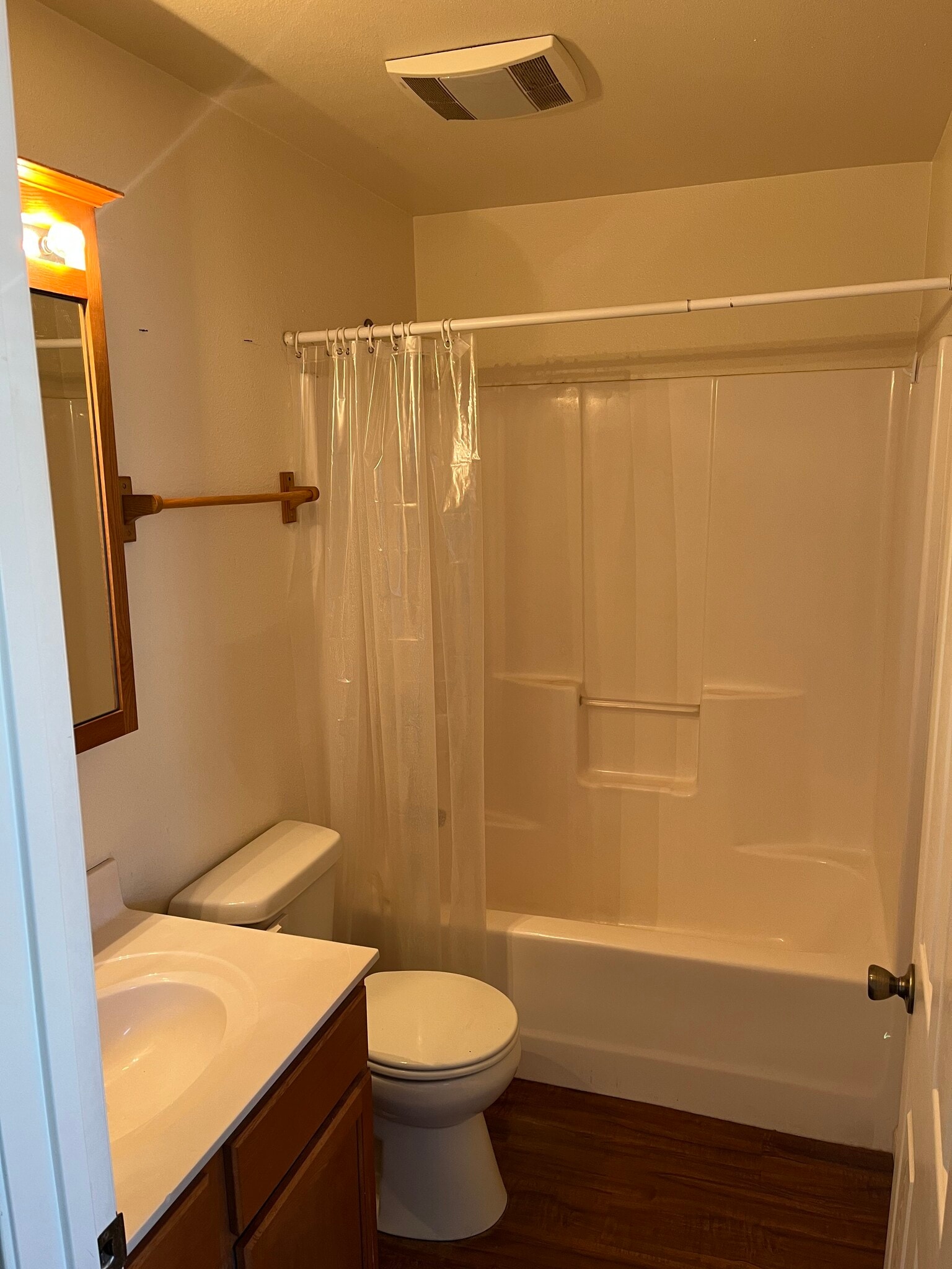 Full Bath - 619 N Pine St