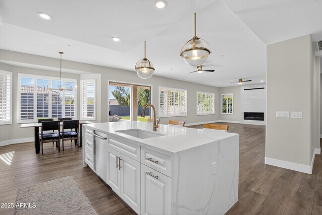 Building Photo - 10587 E Sheena Dr