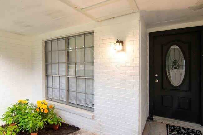 Building Photo - 1702 Athens Dr