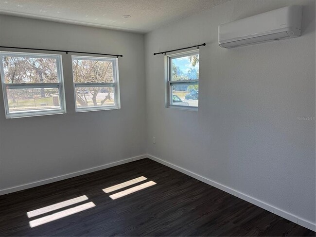 Building Photo - 412 S 6th St