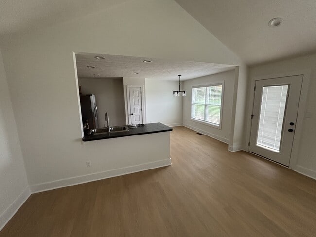 Building Photo - 921 Alberta Dr