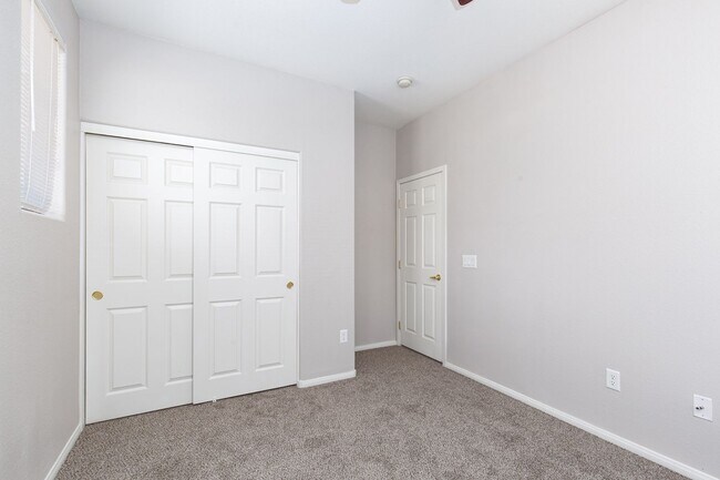 Building Photo - NW townhome with 2 car garage in gated community.
