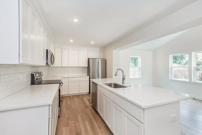 Building Photo - Four bedrooms/2.5 Baths Newly Remodeled Bay Village Home!