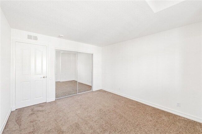 Building Photo - 5824 Spinnaker Bay Dr