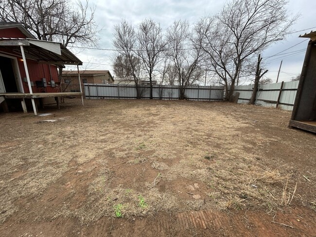 Building Photo - 609 E 6th St