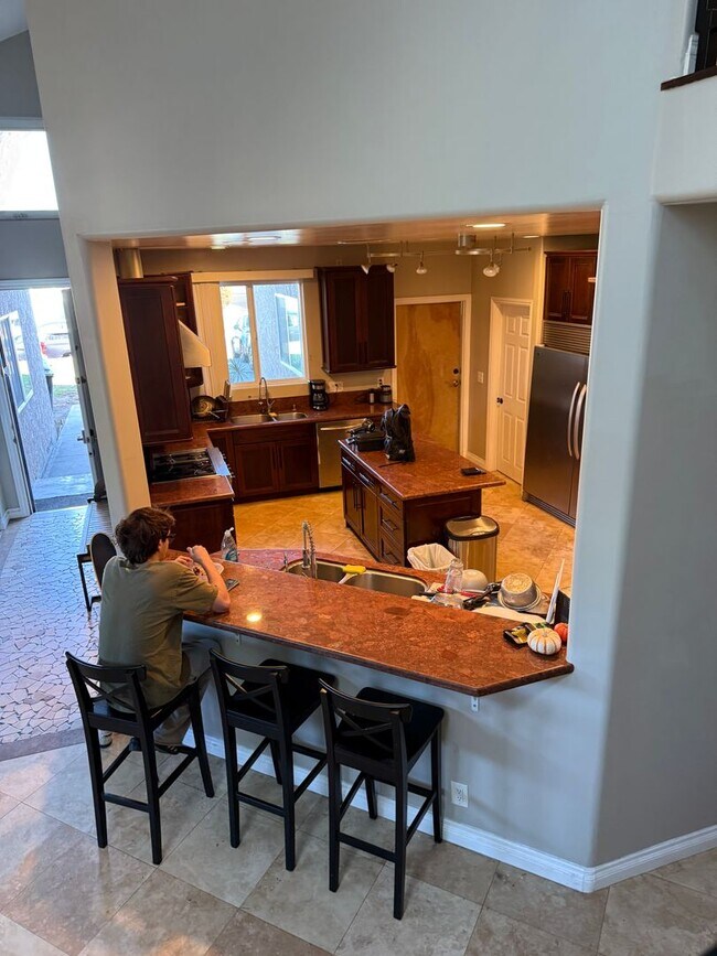 Building Photo - Large house on Art st! (Lease out, pending signatures. Check back in a few days!)