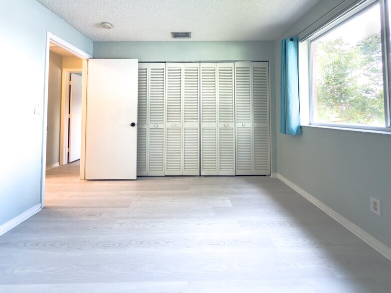 Building Photo - 1705 SW 110th Ter