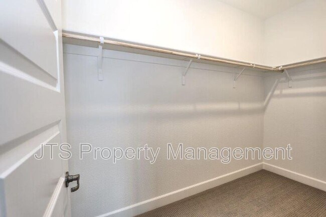 Building Photo - 3349 Hedgerow Ct