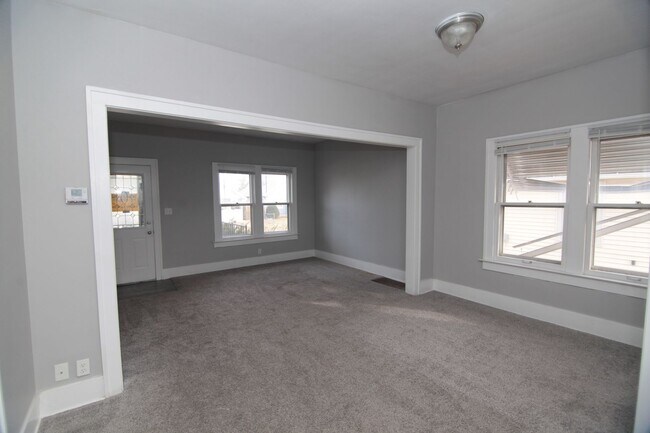 Building Photo - 2 Bedroom & Large Car Garage in Moline for...