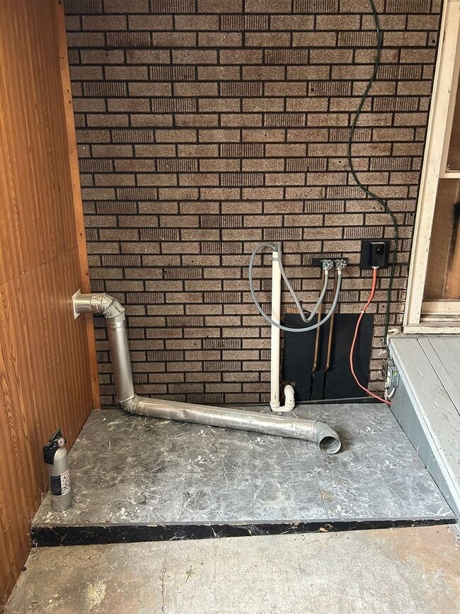 Building Photo - 3 bedroom 1 bathroom House