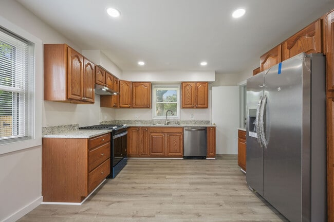 Building Photo - 20 Hickory Ln